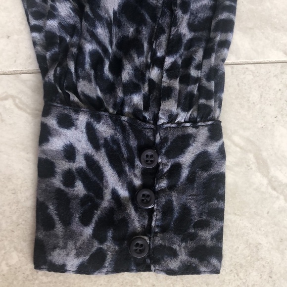 - Bella Dahl Women's Blue Leopard Shirred Mock-Neck Long-Sleeve Blouse T… - Picture 6 of 9